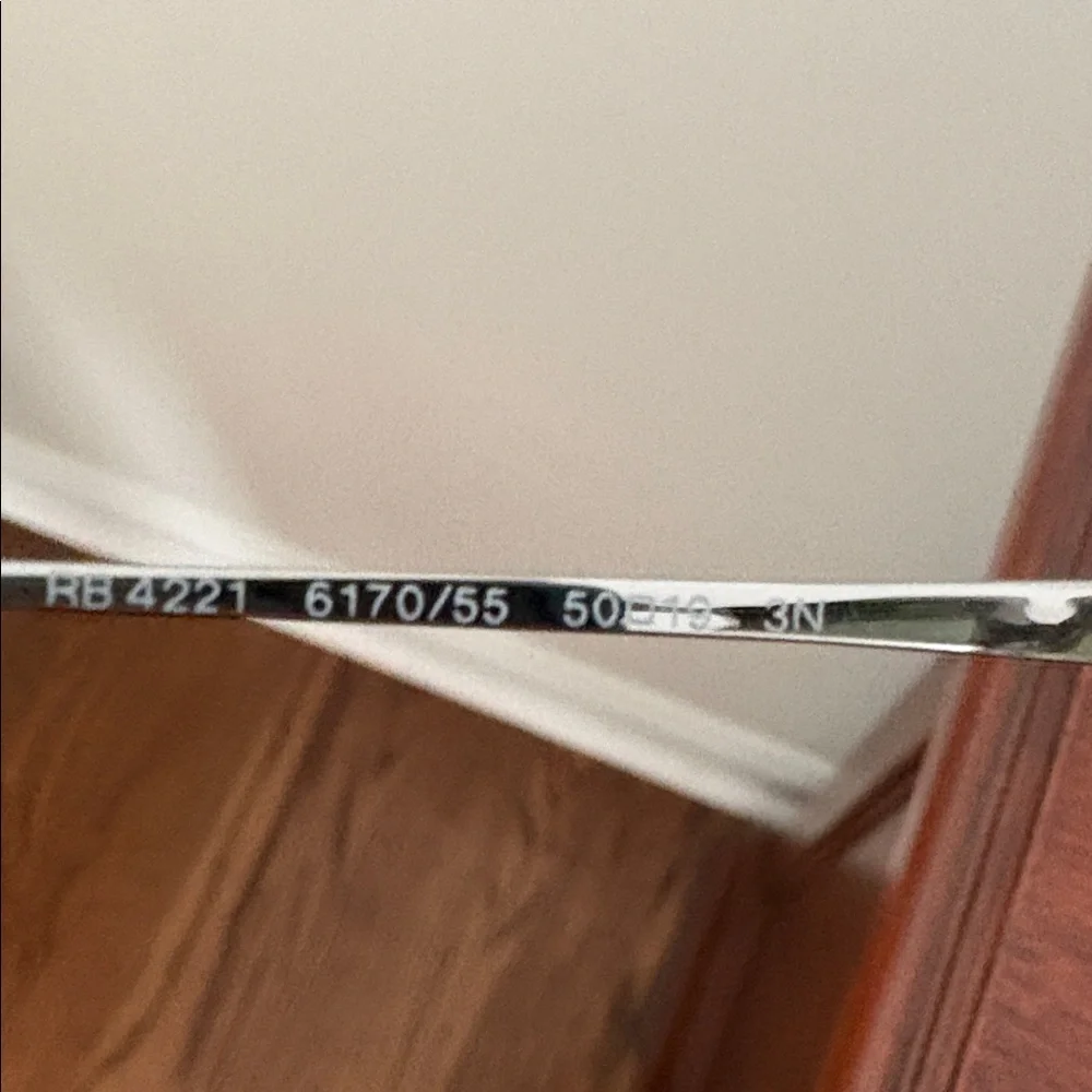 Men’s authentic Ray-Ban sunglasses comes only with case
